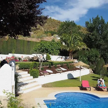 Traditional Big Pool And Gardens 이즈나얄